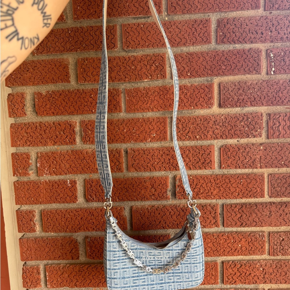 𝑮𝒊𝒗𝒆𝒏𝒄𝒉𝒚 𝒎𝒐𝒐𝒏 𝒑𝒖𝒓𝒔𝒆 𝒑𝒆𝒓𝒇𝒆𝒄𝒕 𝒄𝒐𝒏𝒅𝒊𝒕𝒊𝒐𝒏 - Picture 4 of 10